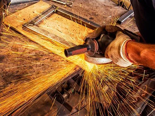 Persona-con-pulidora-1920w